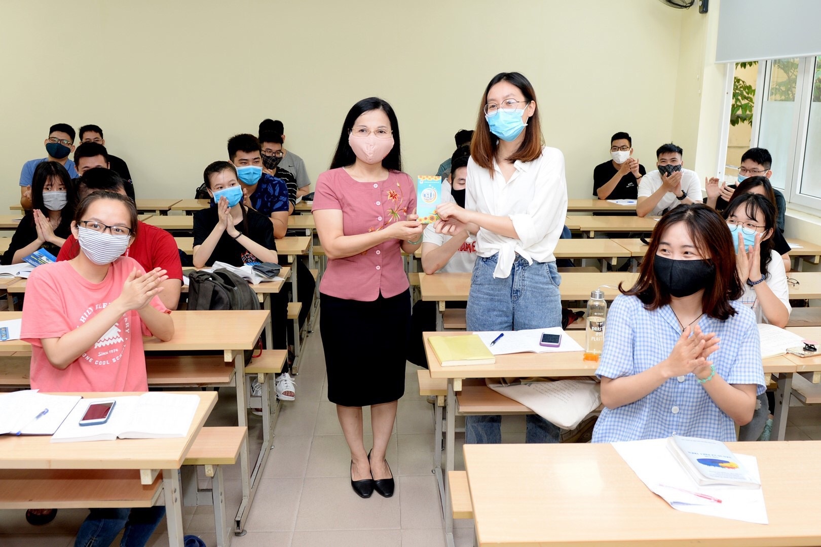 Truong dai hoc danh 8 ty dong mua vaccine cho giang vien, sinh vien hinh anh