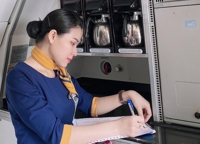 Co gai tu bo giac mo dung lop tro thanh nu tiep vien hang khong hinh anh