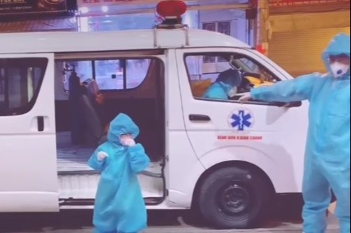 Be gai 5 tuoi mac Covid-19 tu len xe cap cuu vao benh vien dieu tri hinh anh