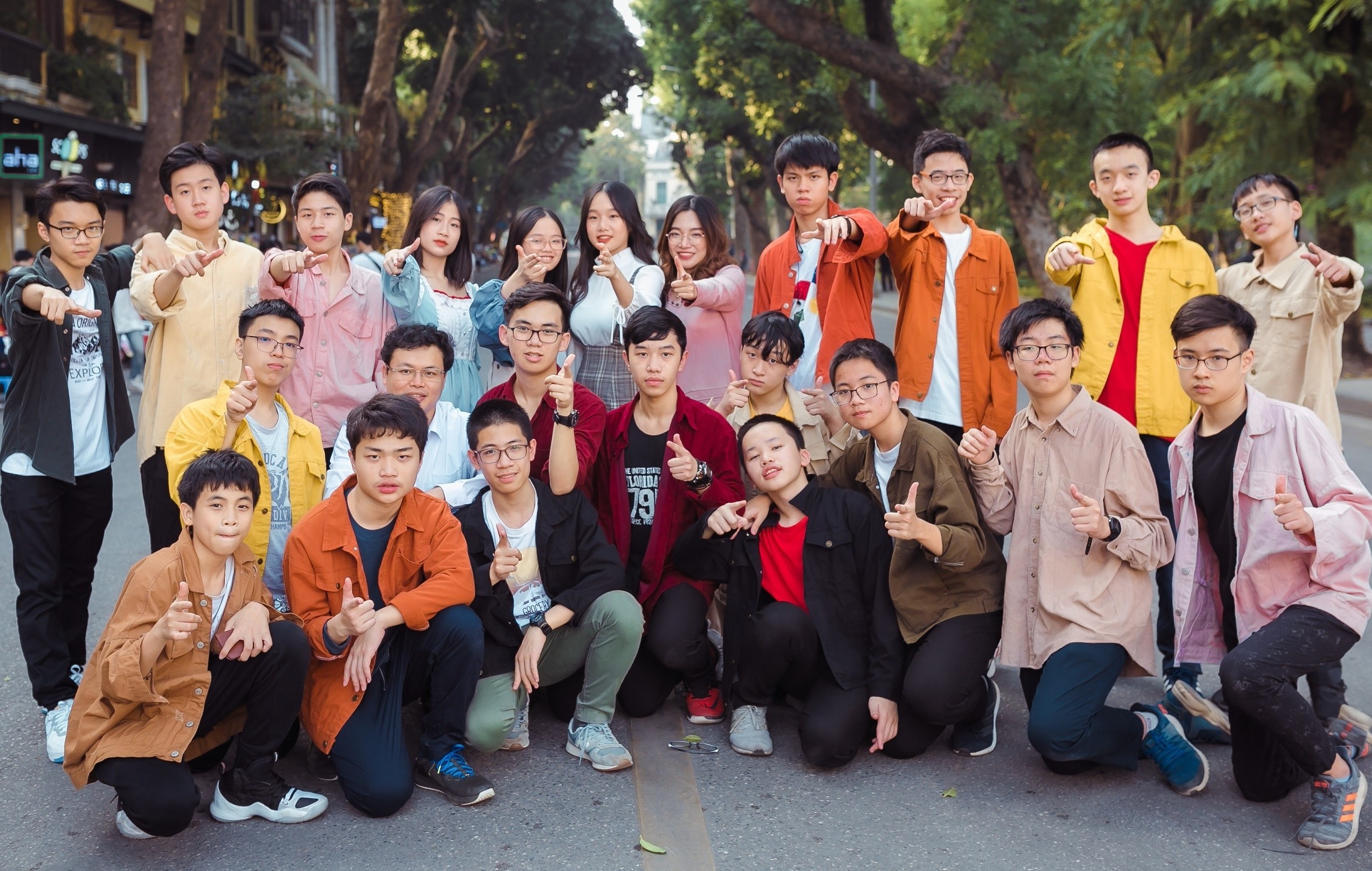 Ca lop do truong chuyen anh 1