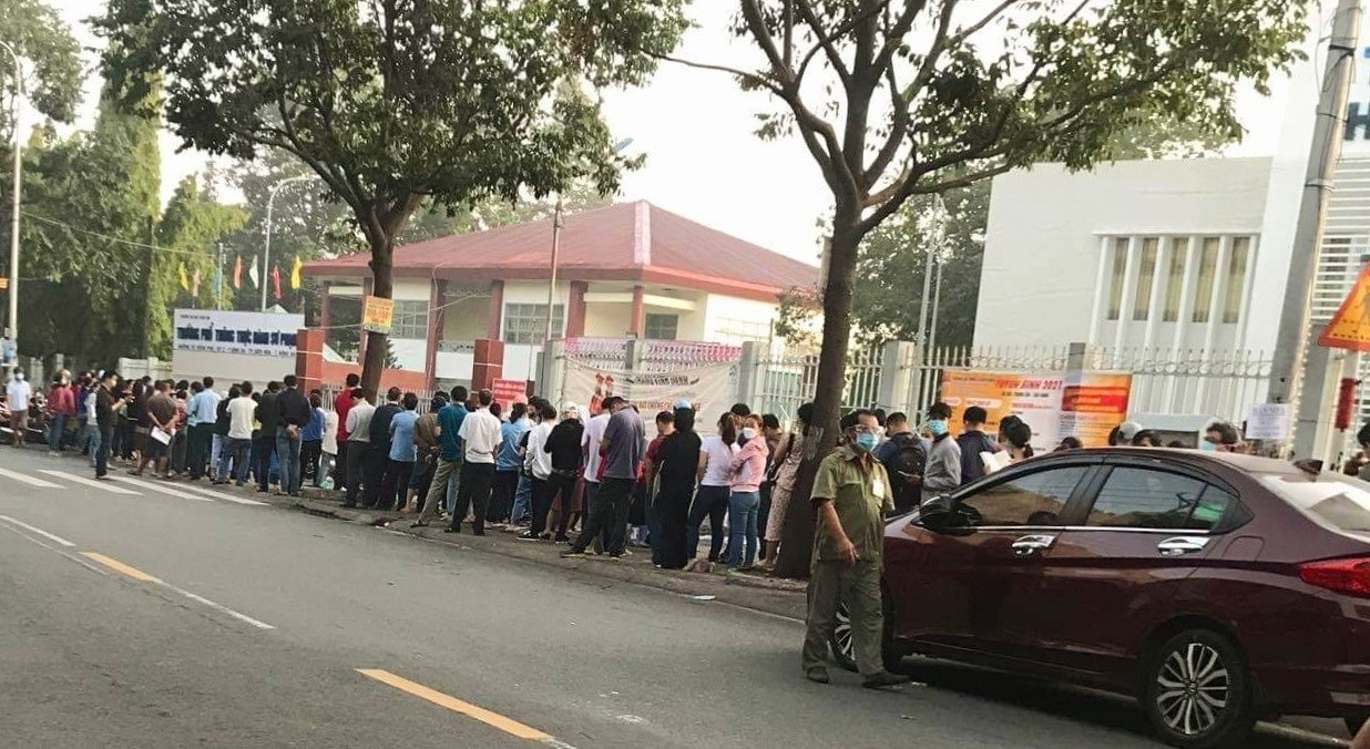 Phu huynh xep hang mua ho so lop 1 anh 3