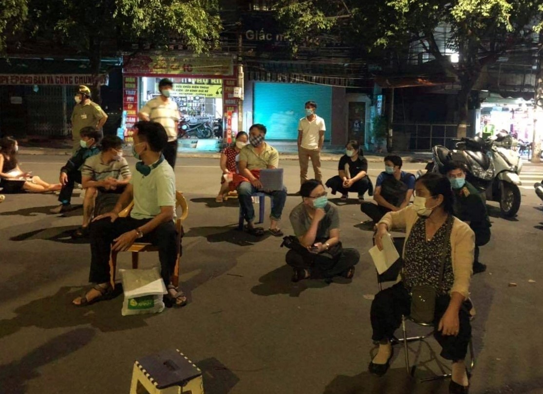 Phụ huynh xếp hàng mua hồ sơ lớp 1 ảnh 1 Phu huynh xep hang mua ho so lop 1 anh 1