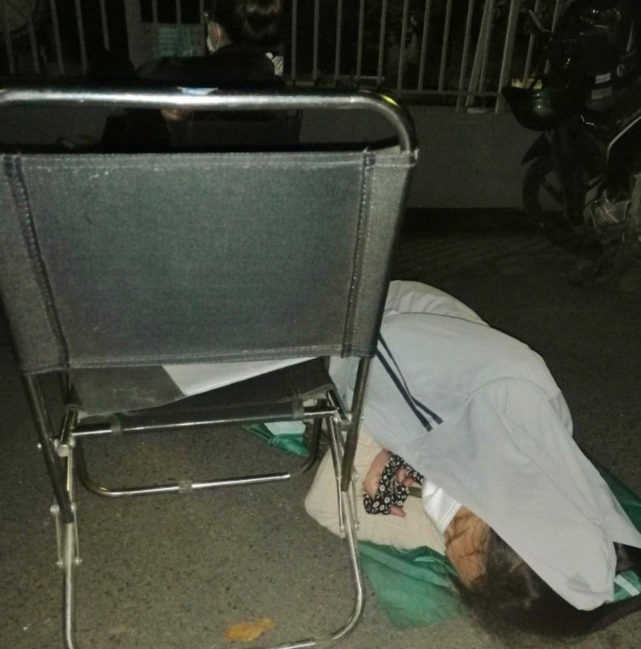 Phụ huynh xếp hàng mua hồ sơ lớp 1 ảnh 2 Phu huynh xep hang mua ho so lop 1 anh 2