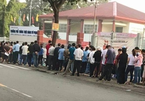 Phu huynh xep hang tu nua dem de dang ky cho con vao lop 1 hinh anh