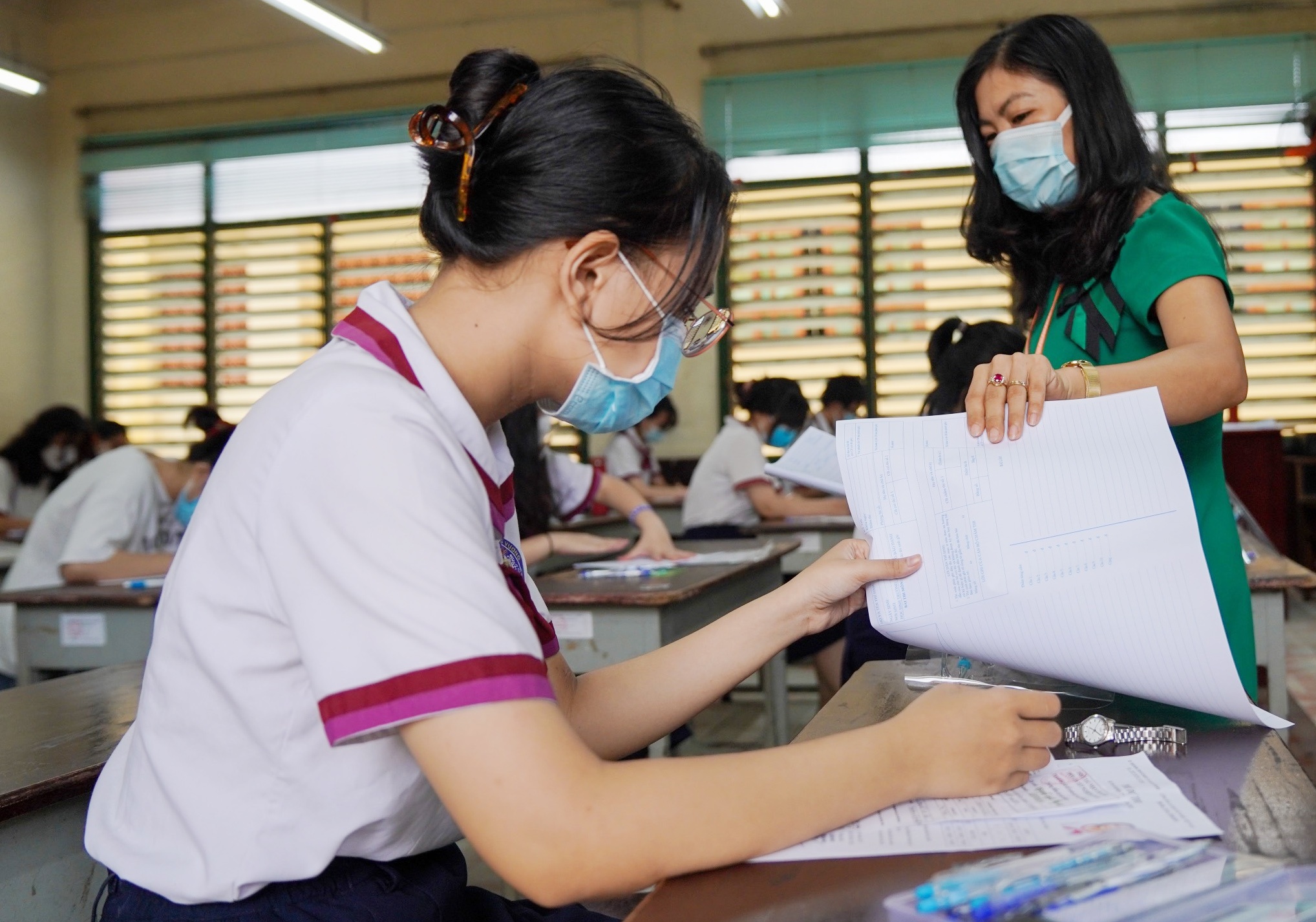 Chep lai de 3 lan, thi sinh o TP.HCM bi 0 diem mon Ngu van hinh anh