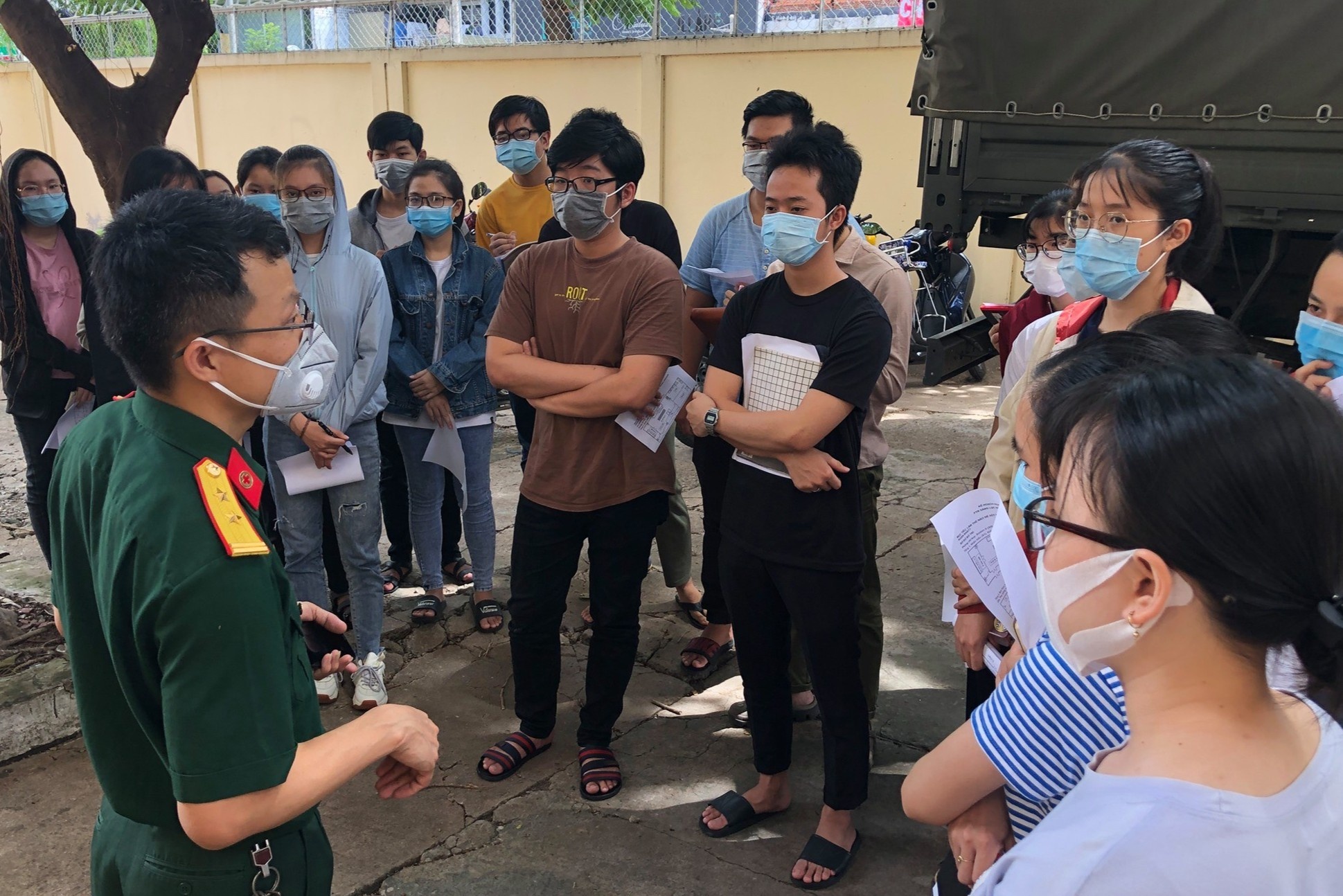 Sinh vien TP.HCM ho tro xet nghiem Covid-19 o trung tam da chien hinh anh