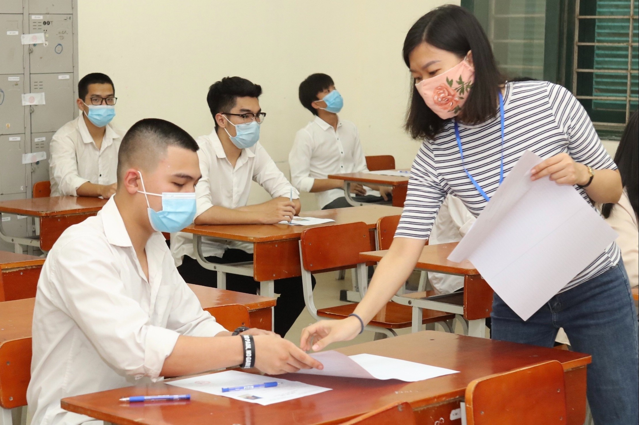 TP.HCM chia ca de cham thi trong boi canh thuc hien Chi thi 16 hinh anh