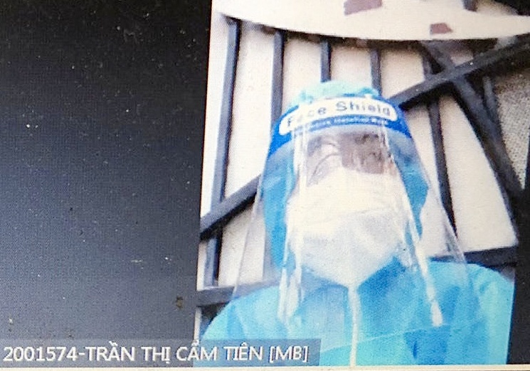 Nu sinh TP.HCM tranh thu online thi hoc ky khi di chong dich hinh anh