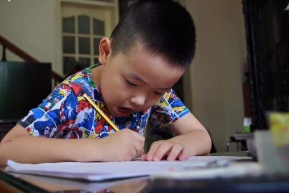 Hoc sinh lop 1 va 2 thi truc tuyen lieu co thuc su can thiet? hinh anh