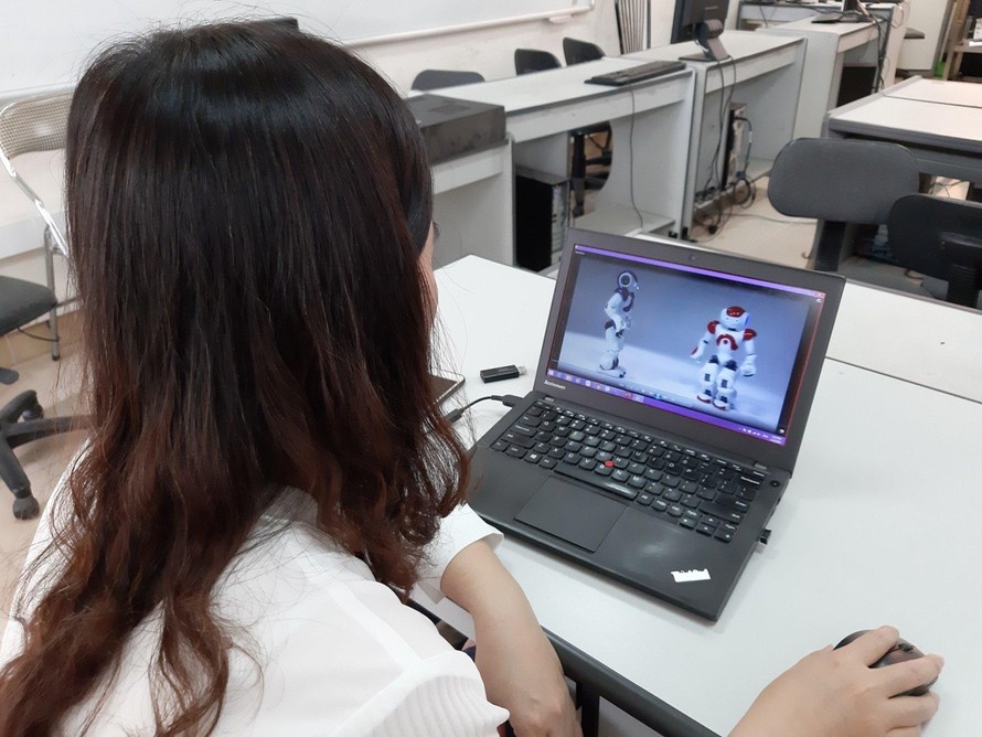 Sinh vien truong nao bat dau nam hoc moi bang hinh thuc truc tuyen? hinh anh