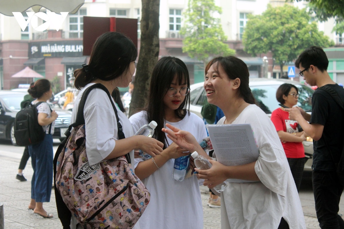 Diem chuan cac truong khoi nganh kinh te se bien dong the nao? hinh anh