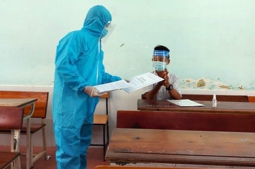 Thi sinh 43 tuoi chay xe may 200 km du thi tot nghiep THPT hinh anh