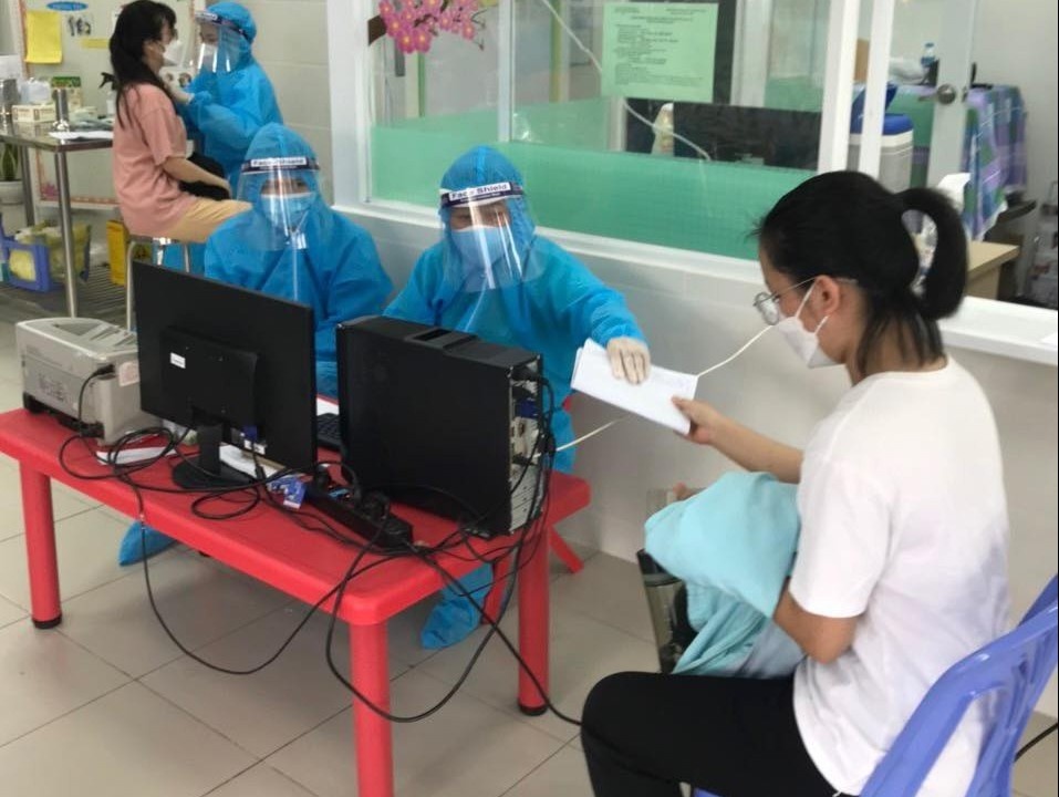 Sinh vien nhieu truong dai hoc tai TP.HCM duoc tiem vaccine Covid-19 hinh anh