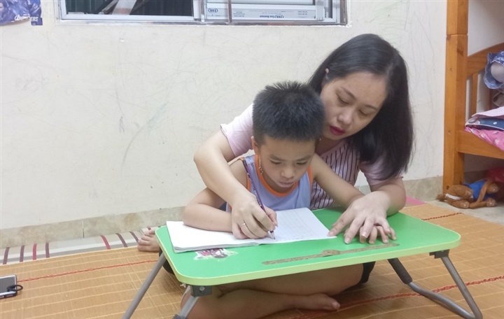 Giao vien mam non ban rau, xoay xo trong mua dich hinh anh