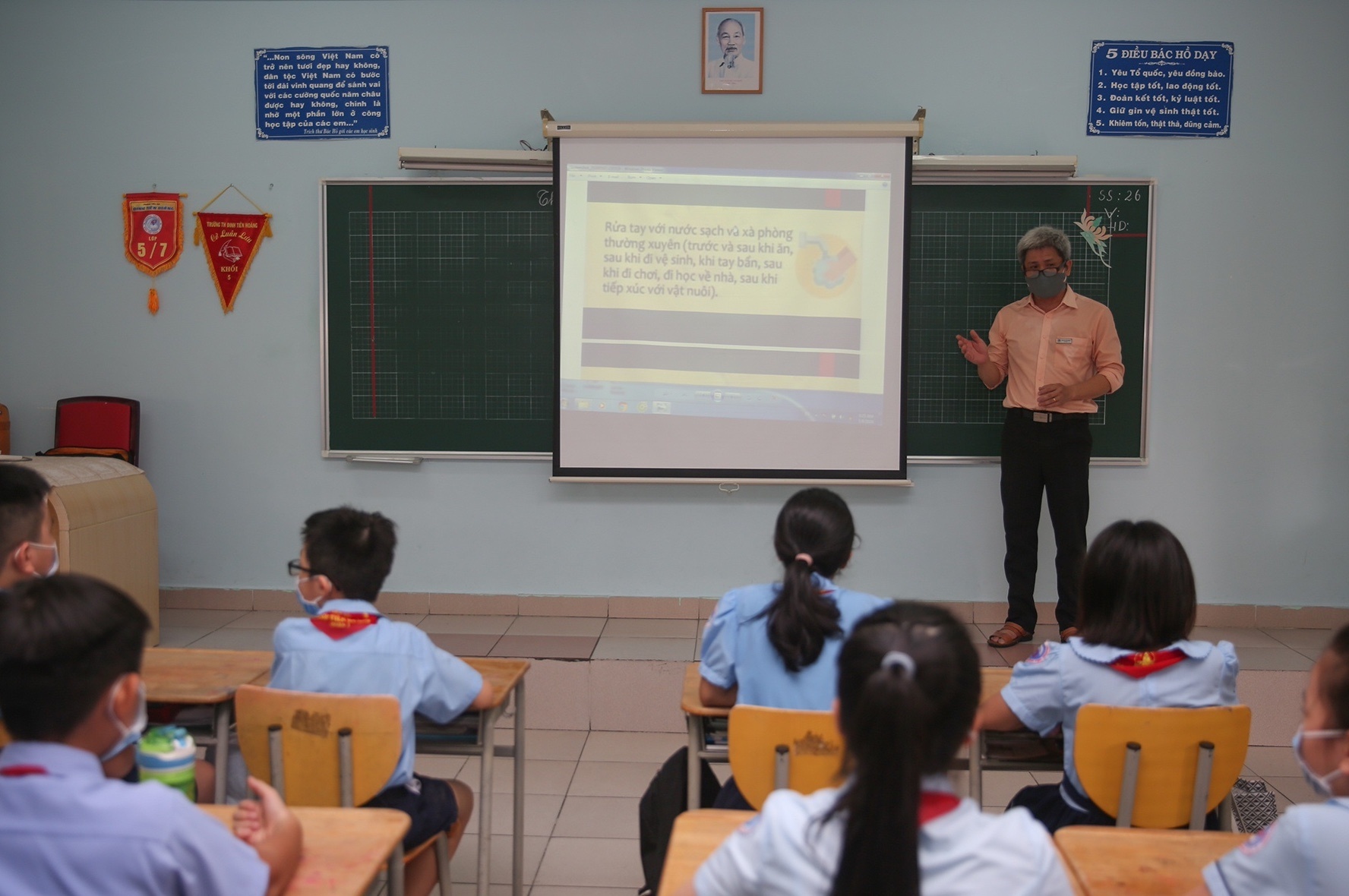 TP.HCM chuan bi day online den het hoc ky I hinh anh