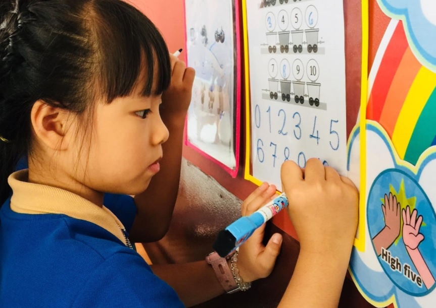 Giao vien TP.HCM keu kho khi day lop 1 online hinh anh