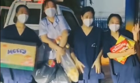 Loi cam on trong mua toi sinh vien tinh nguyen chong dich o TP.HCM hinh anh
