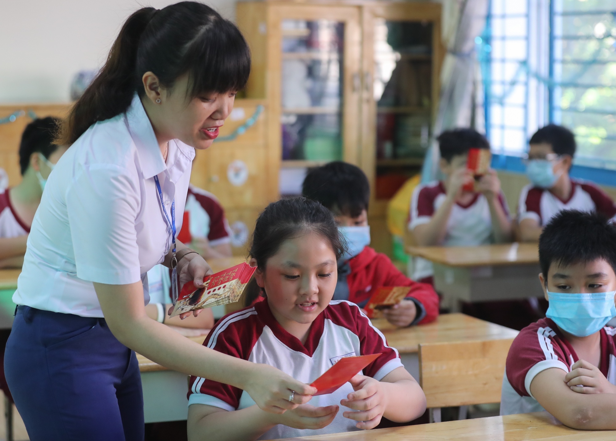 Cac tinh xem xet khong thu hoc phi khi dich benh, thien tai hinh anh