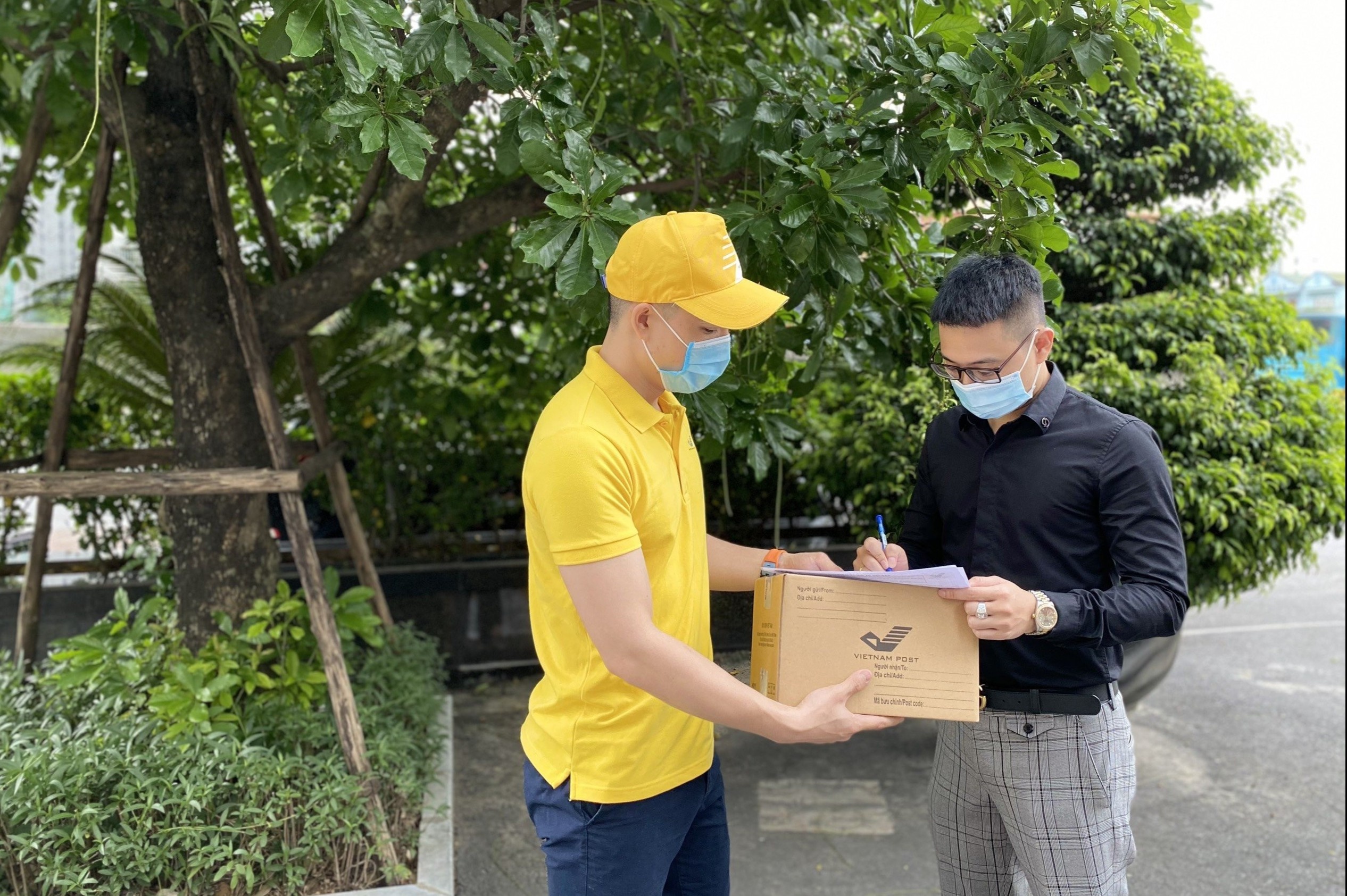 Giao sách giáo khoa đến học sinh ảnh 3 Giao sach giao khoa den hoc sinh anh 3