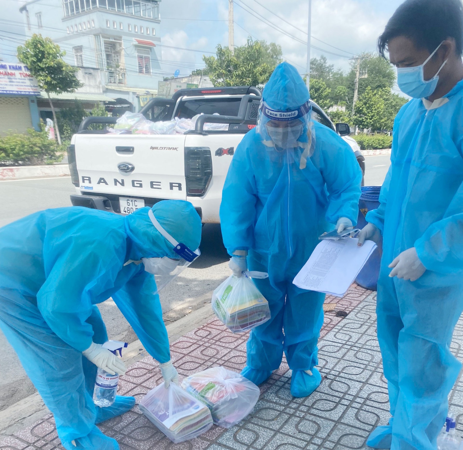 Giao sach giao khoa den hoc sinh anh 2