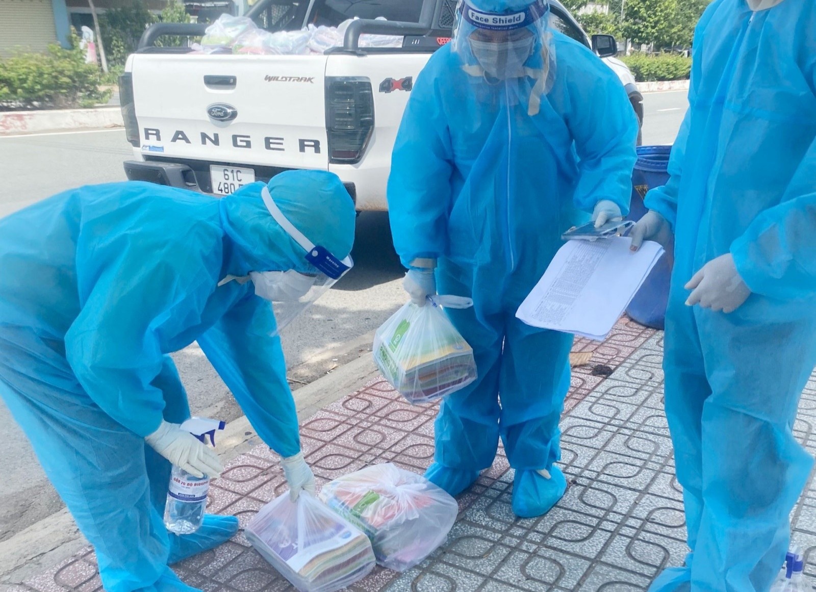 Huy dong hang nghin giao vien, nhan vien buu dien giao sach giao khoa hinh anh