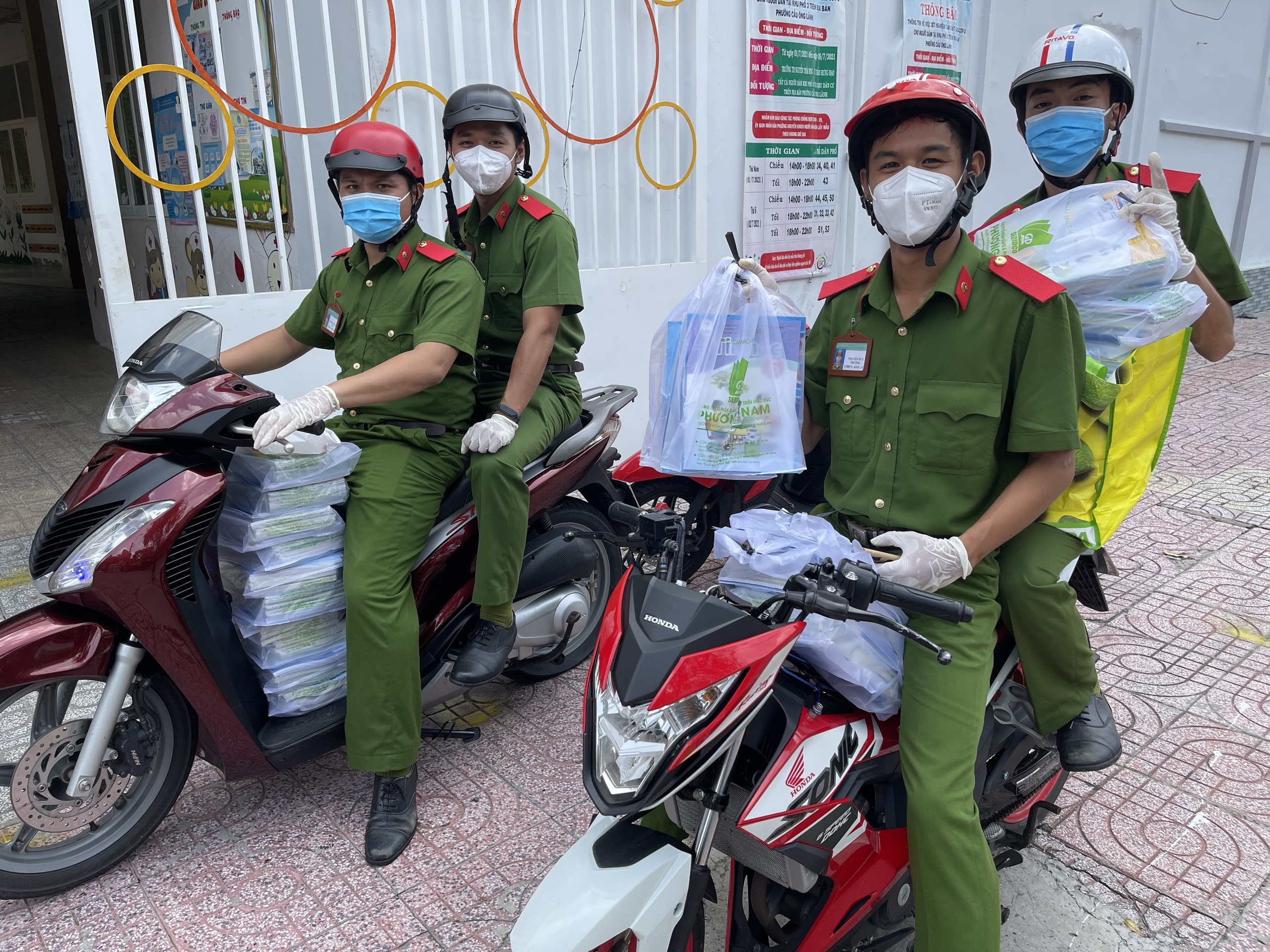 Giao sach giao khoa den hoc sinh anh 1