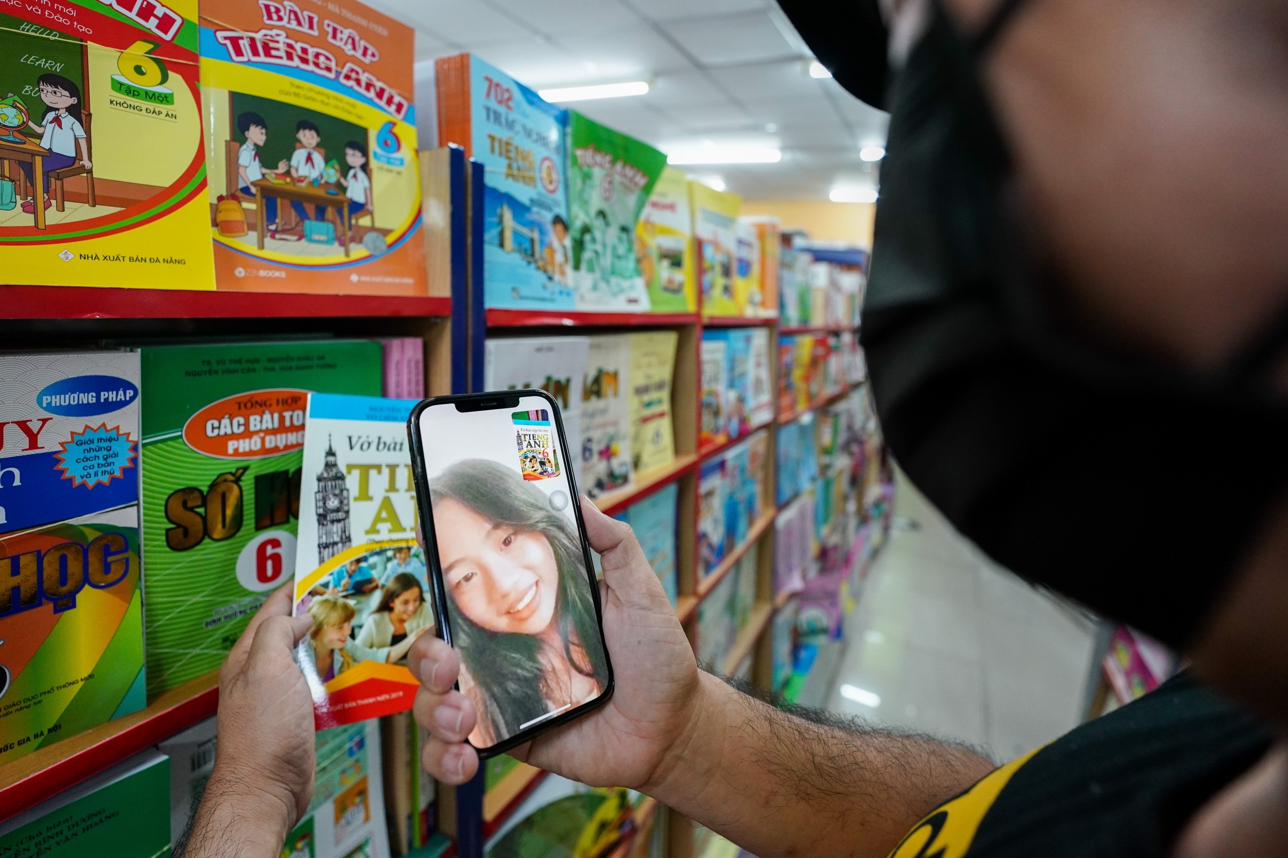 Phu huynh TP.HCM mua sach qua hang rao anh 9