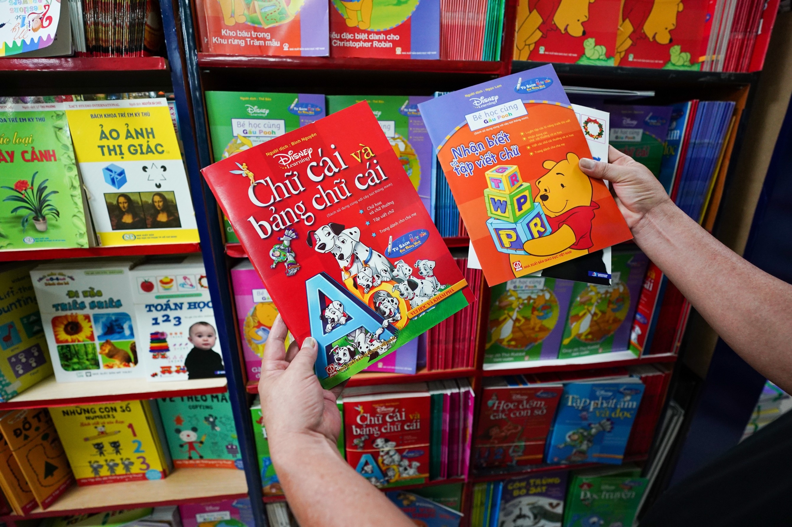 Phu huynh TP.HCM mua sach qua hang rao anh 10