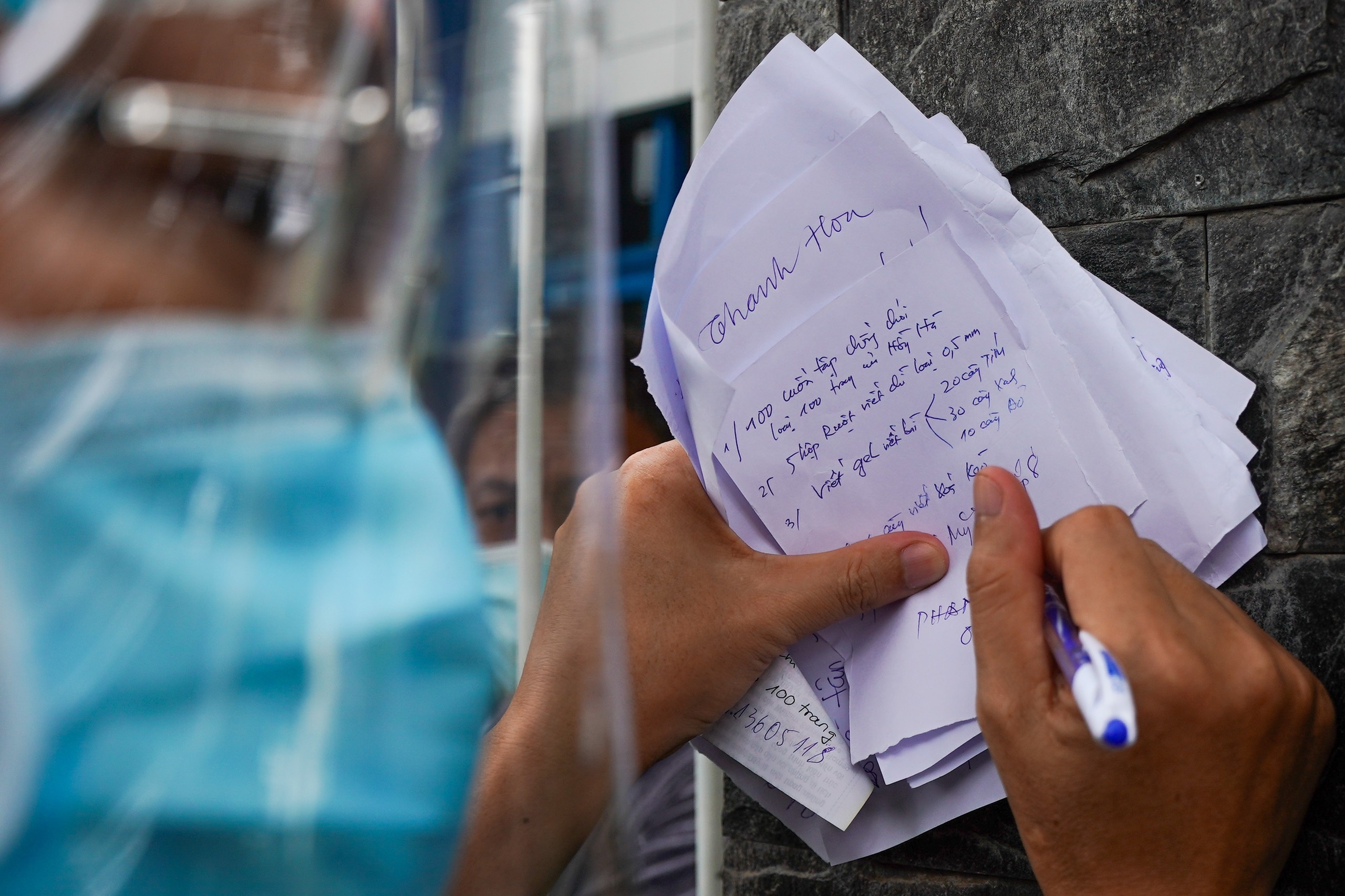 Phu huynh TP.HCM mua sach qua hang rao anh 2