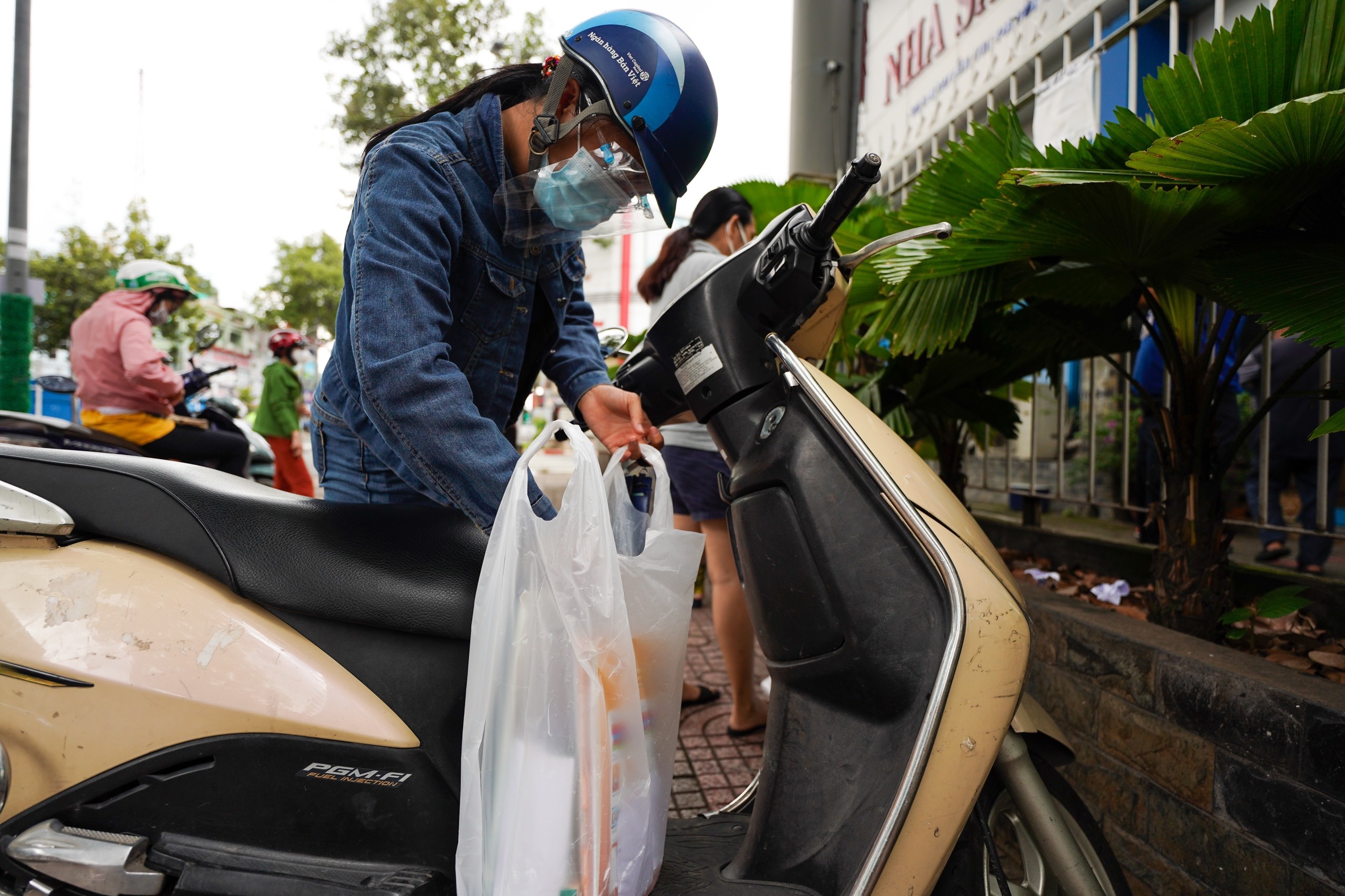 Phu huynh TP.HCM mua sach qua hang rao anh 6