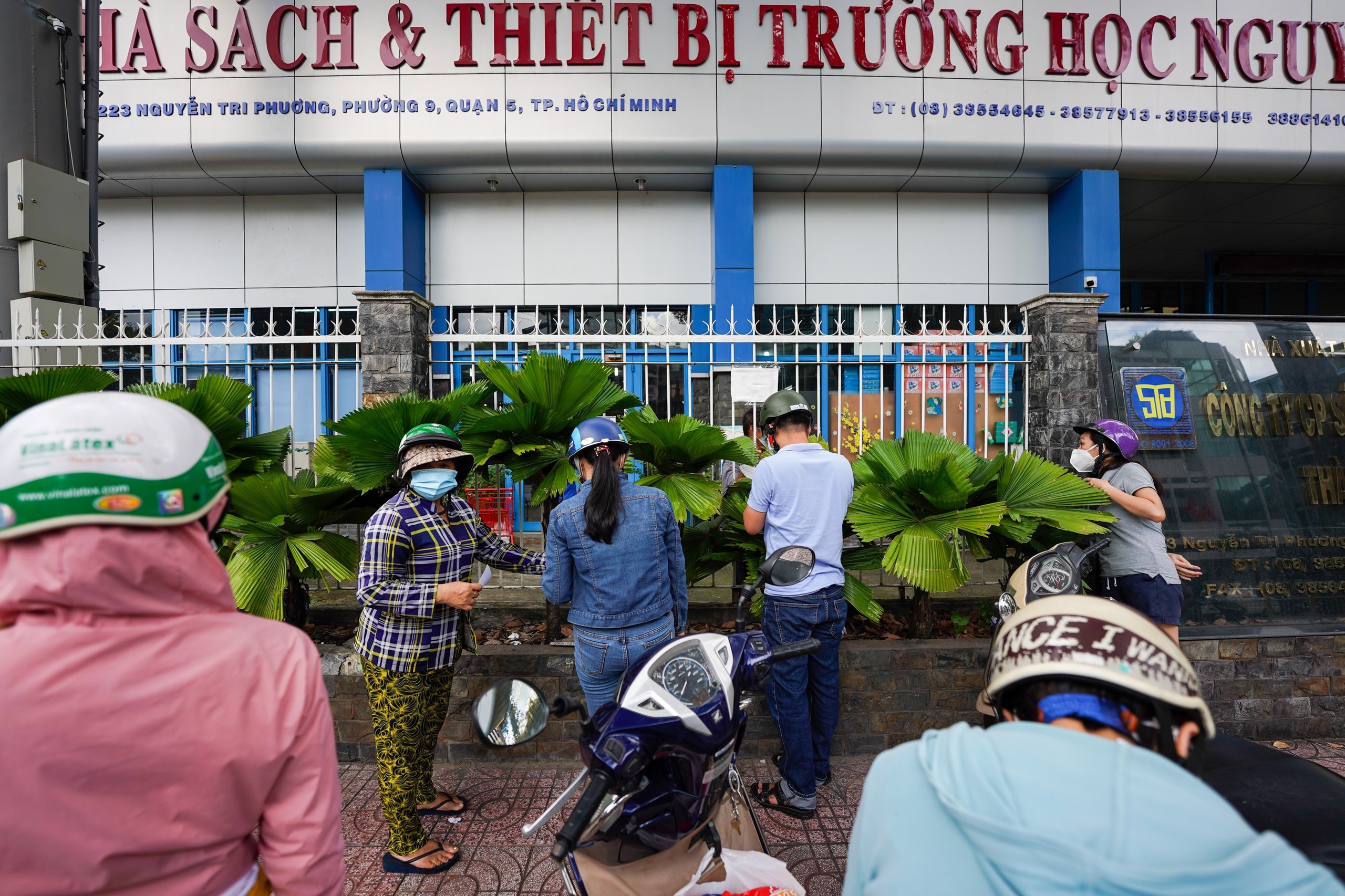 Phu huynh TP.HCM mua sach qua hang rao anh 1