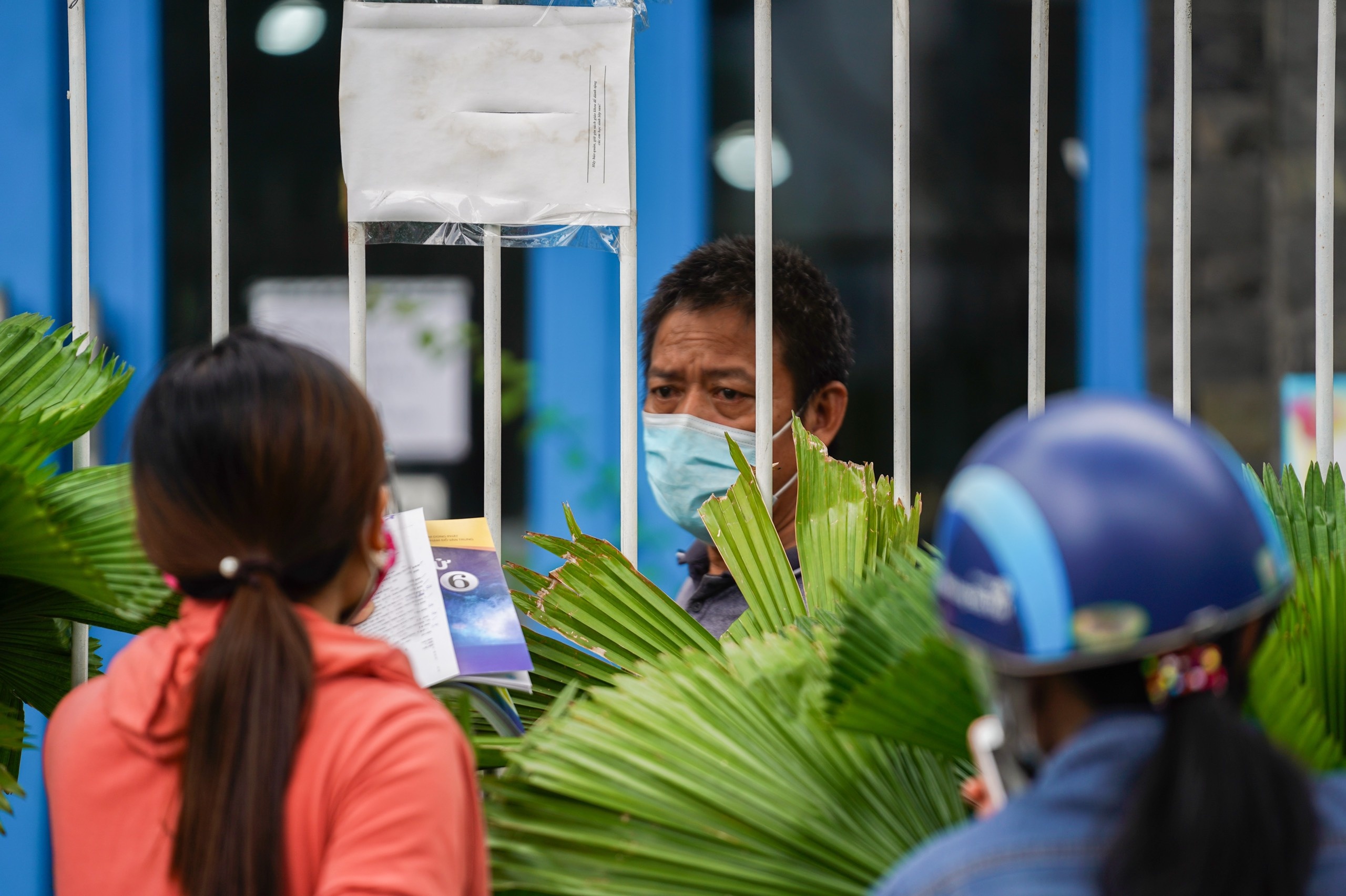 Phu huynh TP.HCM mua sach qua hang rao anh 3