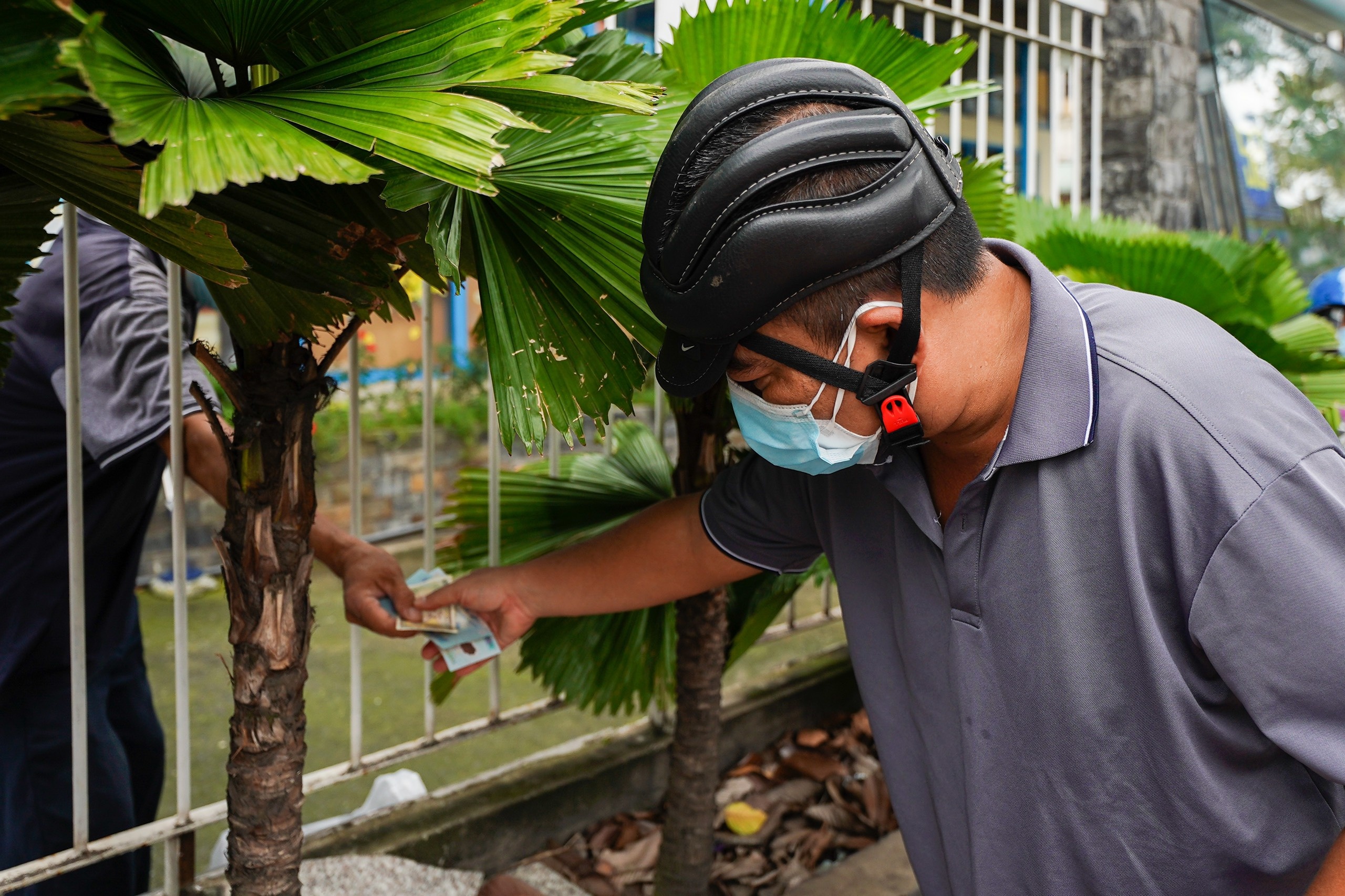 Phu huynh TP.HCM mua sach qua hang rao anh 4