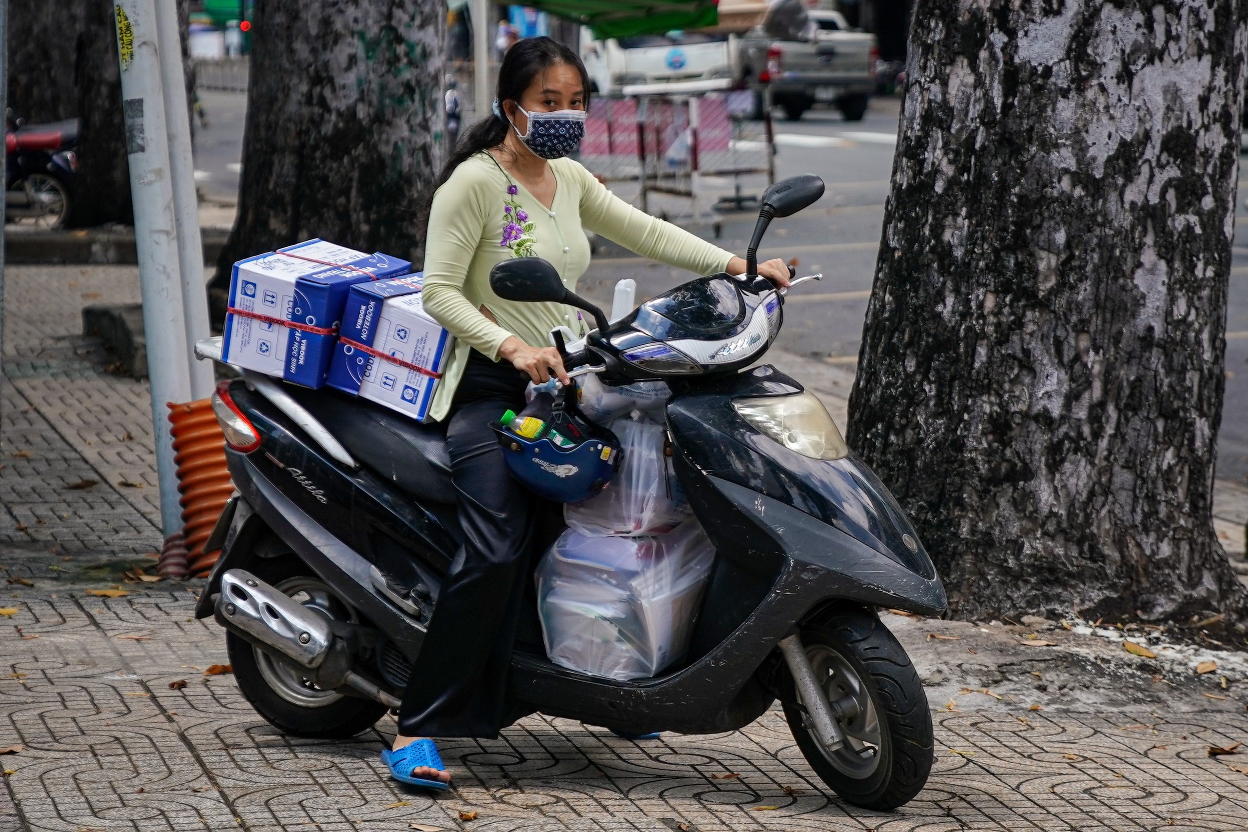 Phu huynh TP.HCM mua sach qua hang rao anh 7