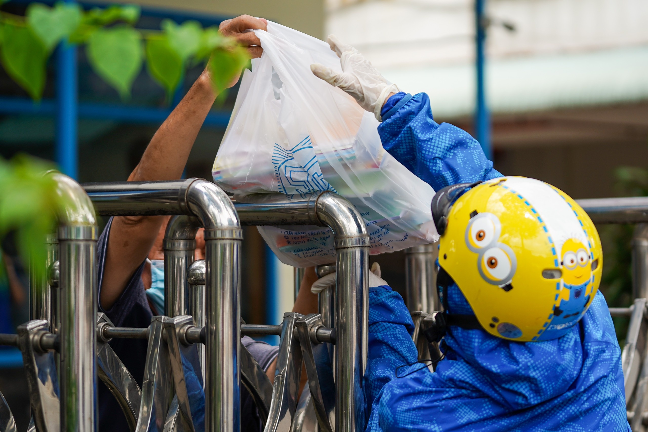 Phu huynh o TP.HCM cho 3 tieng ben hang rao de mua sach, vo hinh anh