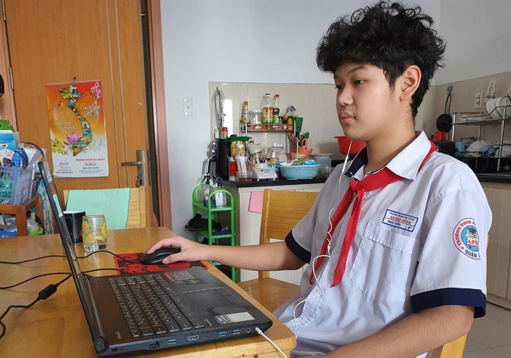 Hoc sinh TP.HCM tiep tuc hoc truc tuyen sau ngay 30/9 hinh anh