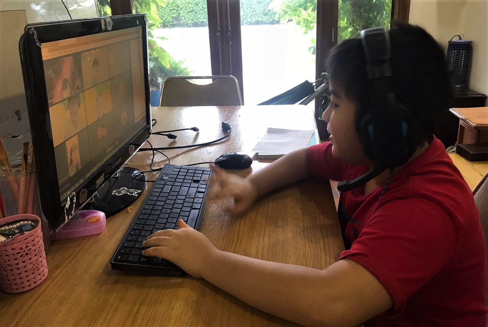 Tre lop 1 nhon nhao trong ngay dau lam quen hoc online hinh anh