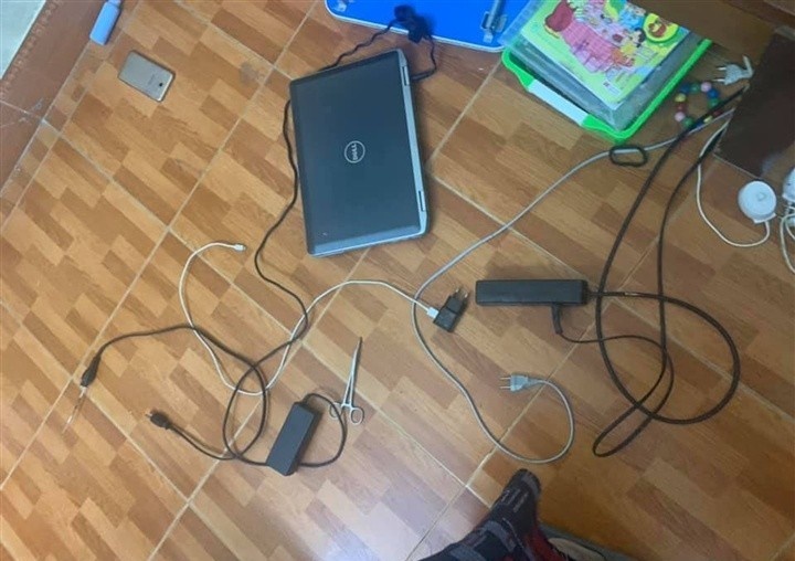 Be trai tieu hoc o Ha Noi bi dien giat tu vong truoc gio hoc online hinh anh