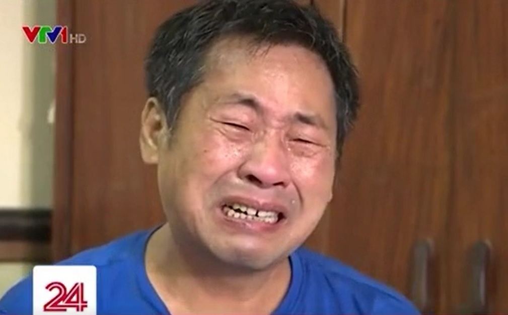 Cha roi nuoc mat vi khong the mua dien thoai cho con hoc online hinh anh