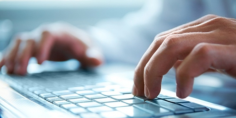 Mua may tinh tren mang ve ban cho hoc sinh, mot can bo bi lua 80 trieu hinh anh