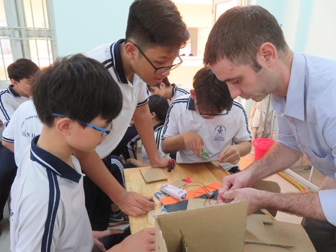 Nhieu phu huynh o TP.HCM phan doi day Tieng Anh tich hop online hinh anh