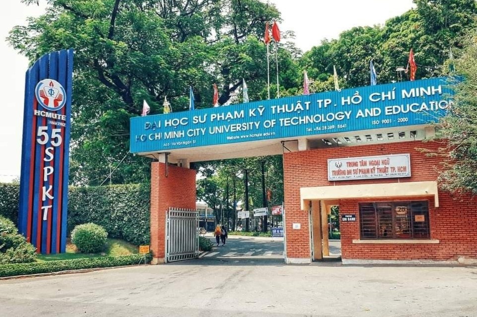 Truong dai hoc xin loi sau vu sinh vien bi duoi khoi lop online hinh anh