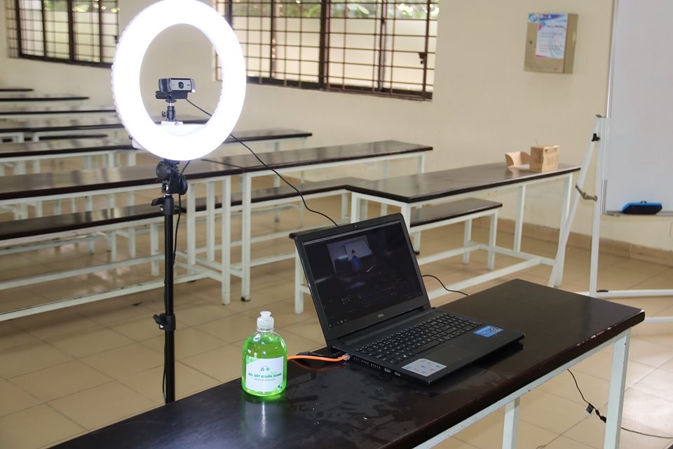 Giang vien quat thao, mang sinh vien la 'oc trau' hinh anh