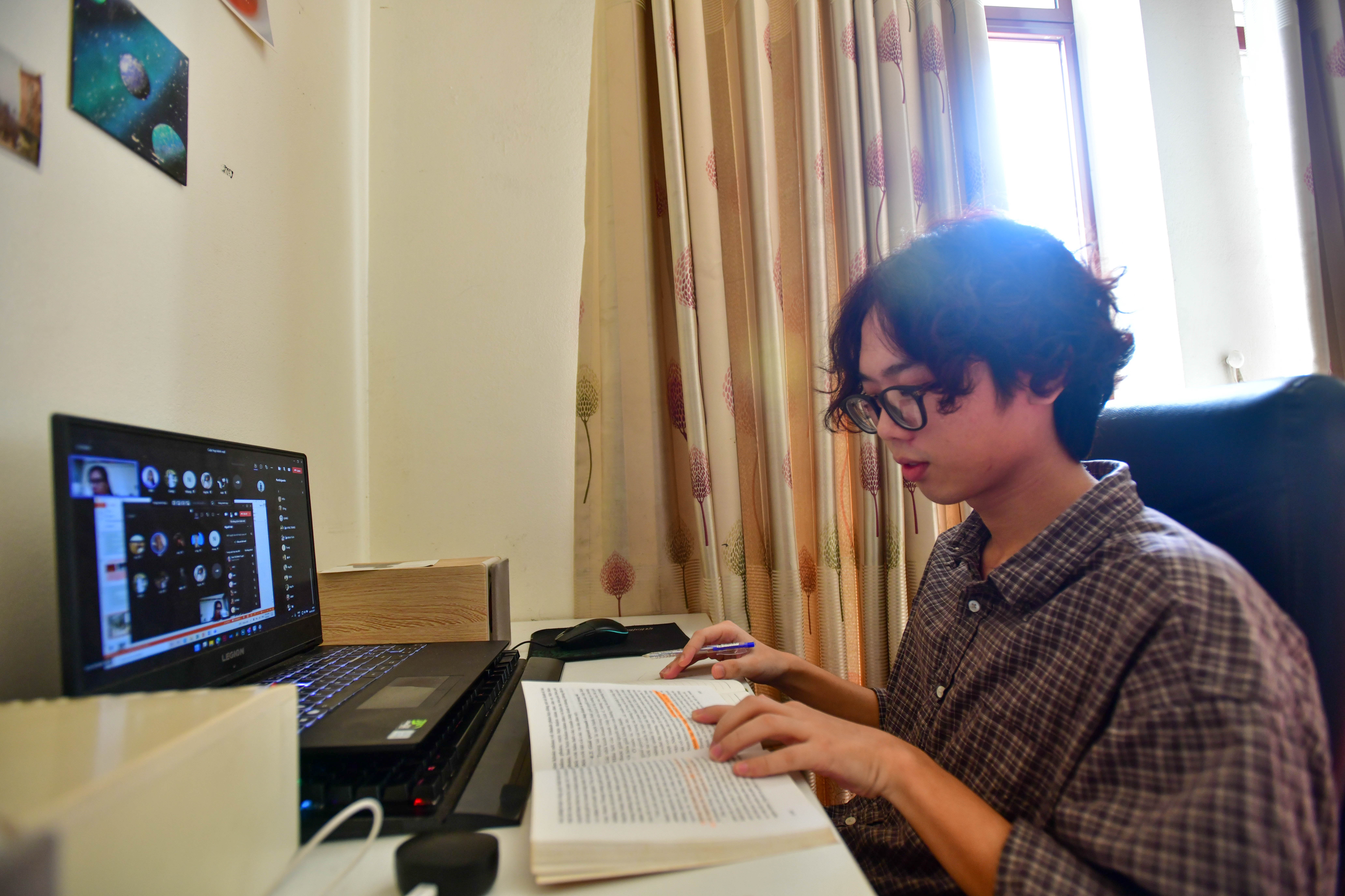 ung xu trong lop hoc online anh 1