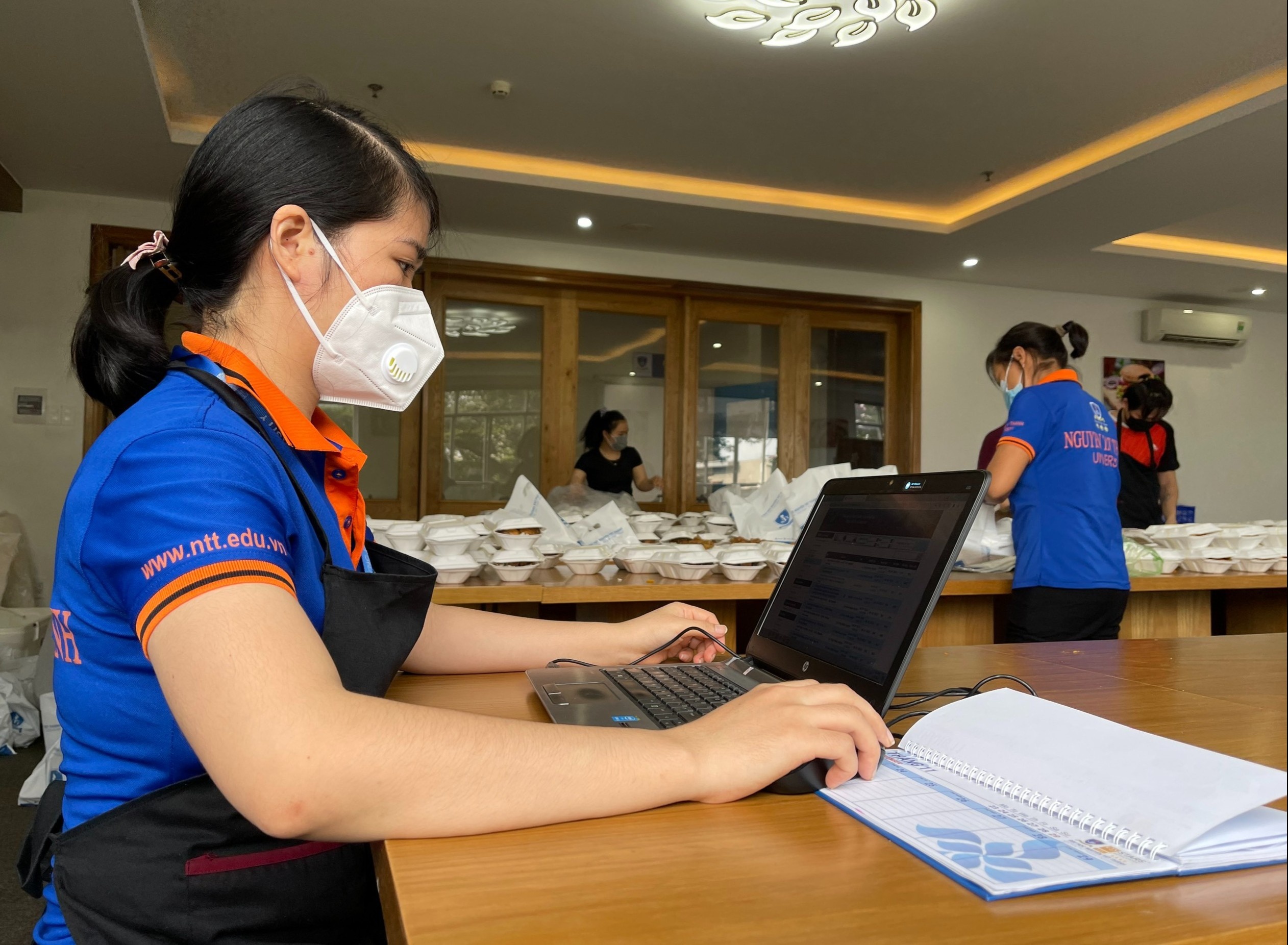 Giang vien o TP.HCM day online tai bep an tu thien hinh anh