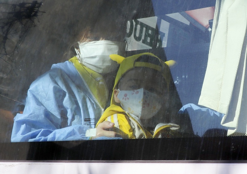 TP.HCM huong dan cho phu huynh don con dang ket o que hinh anh