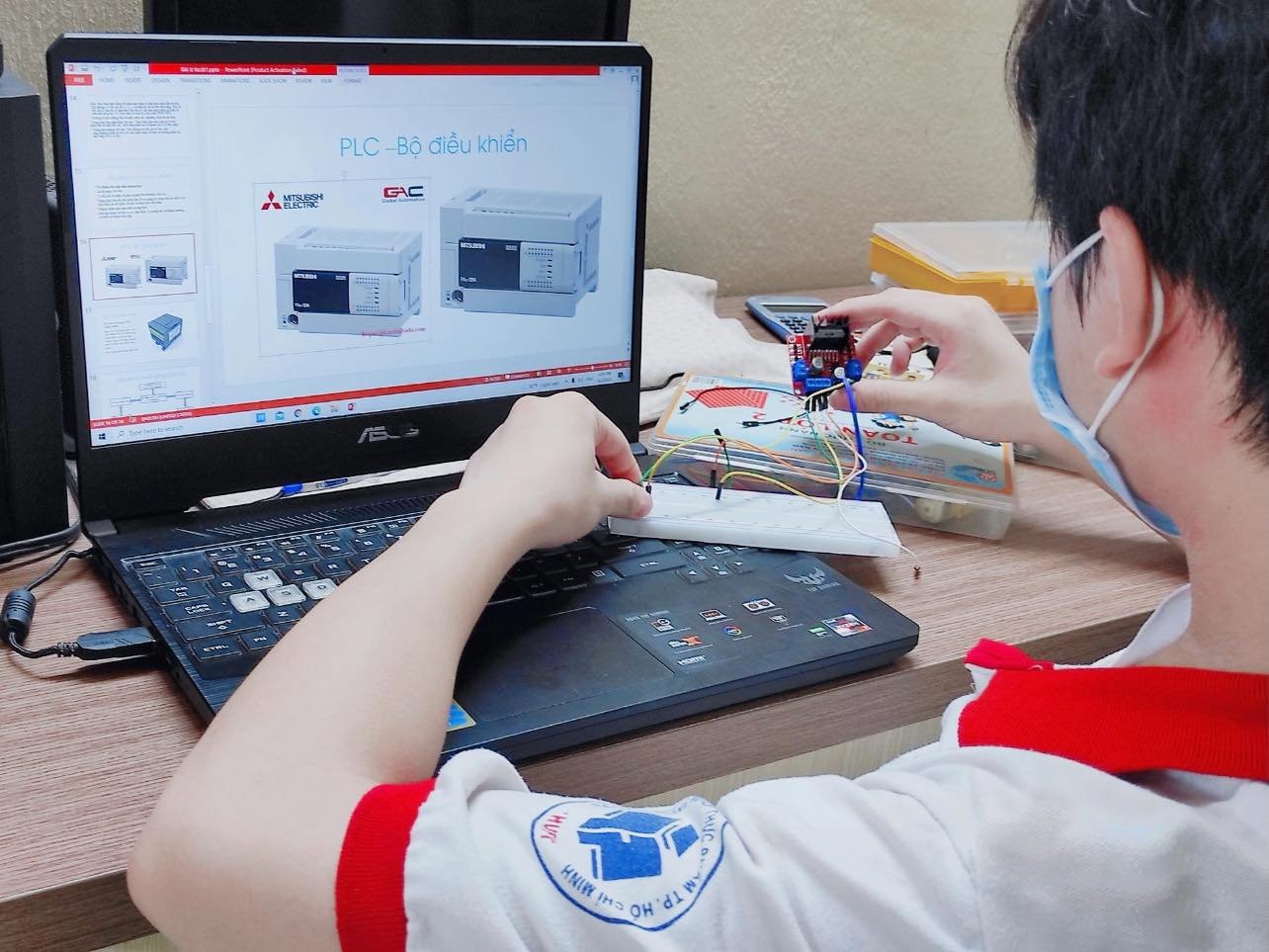 Truong dai hoc chua don sinh vien anh 2