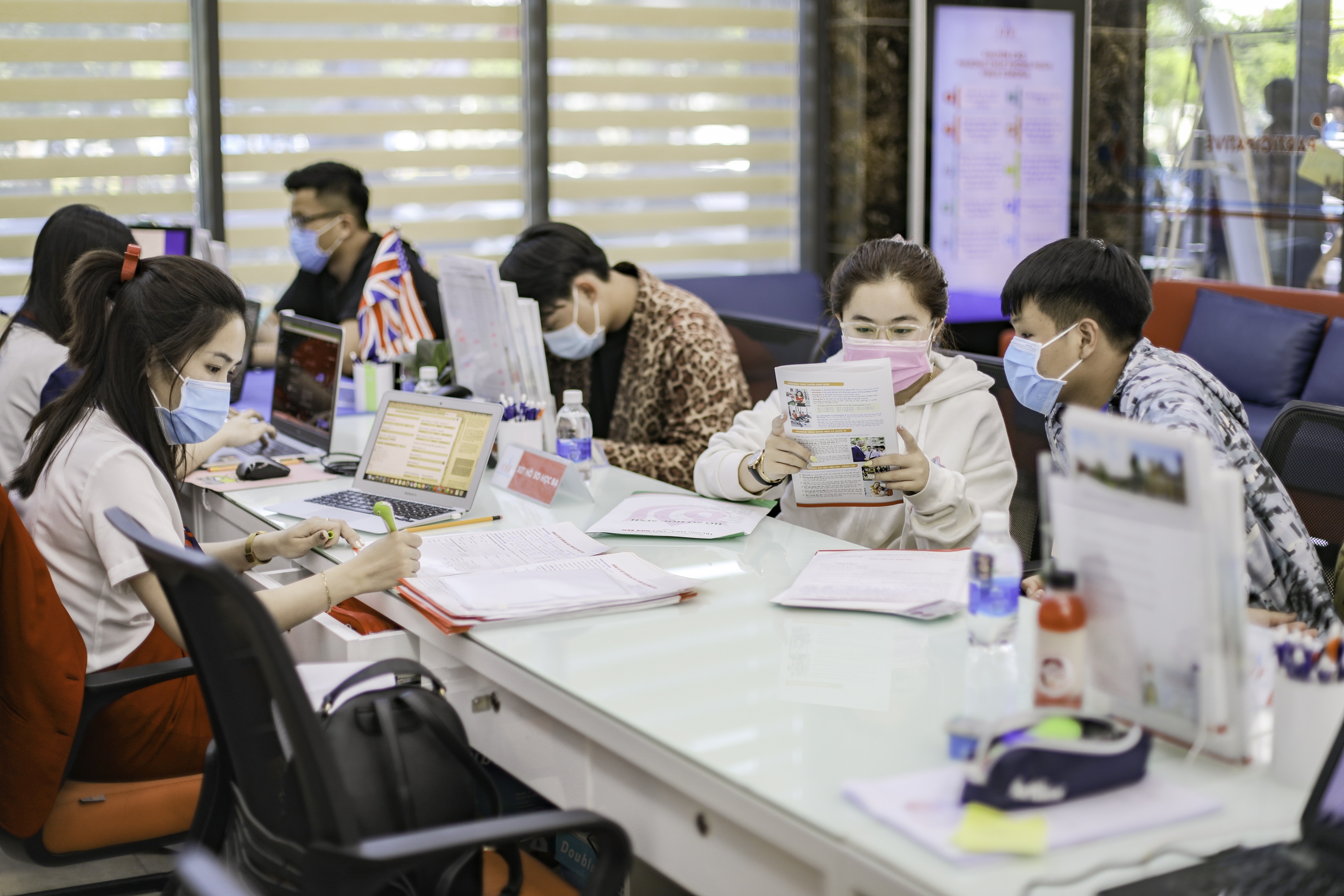 UEF khong xet tuyen bo sung anh 1