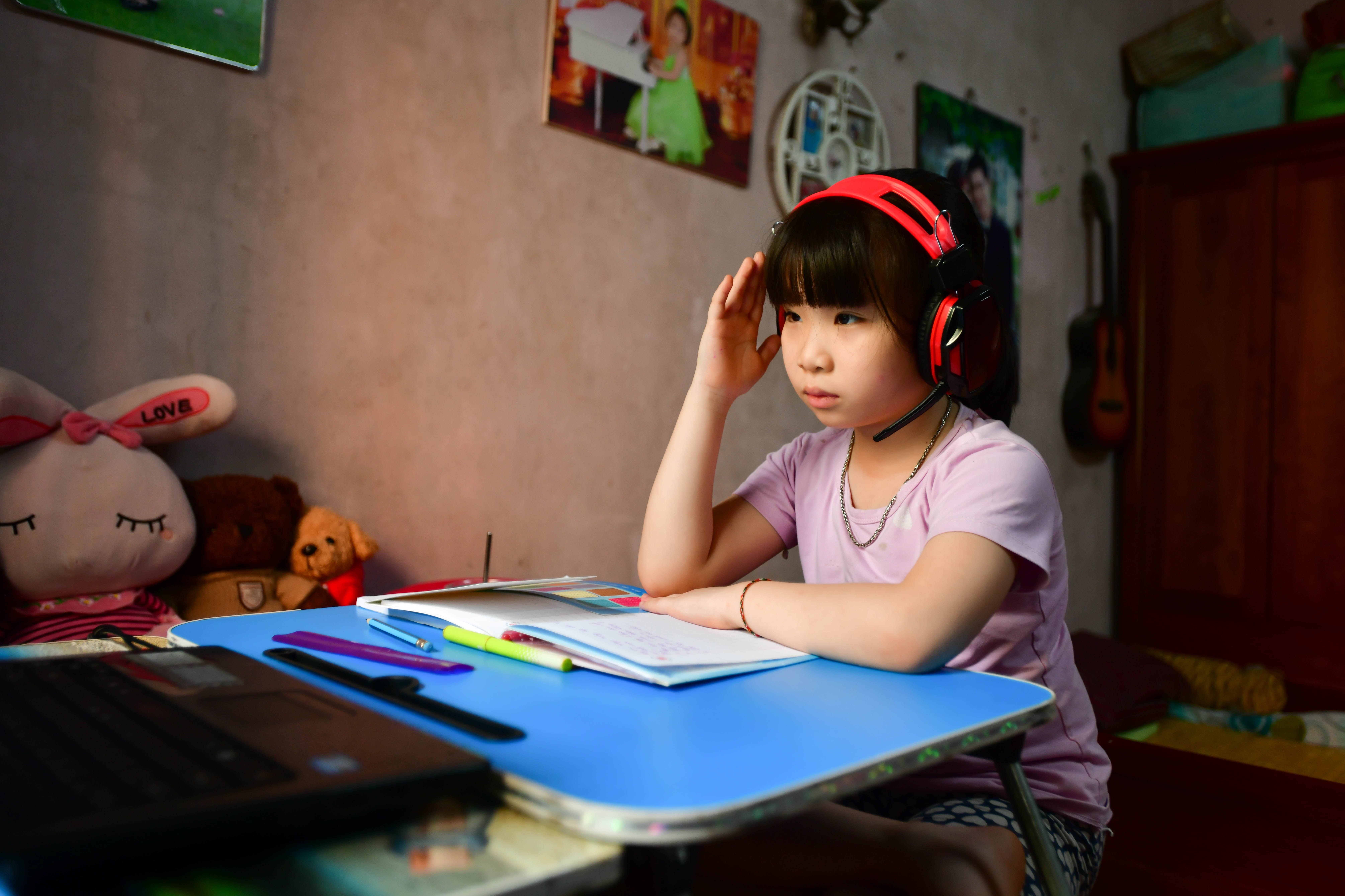 Nhieu phu huynh TP.HCM lo con o nha hoc online khi di lam tro lai hinh anh