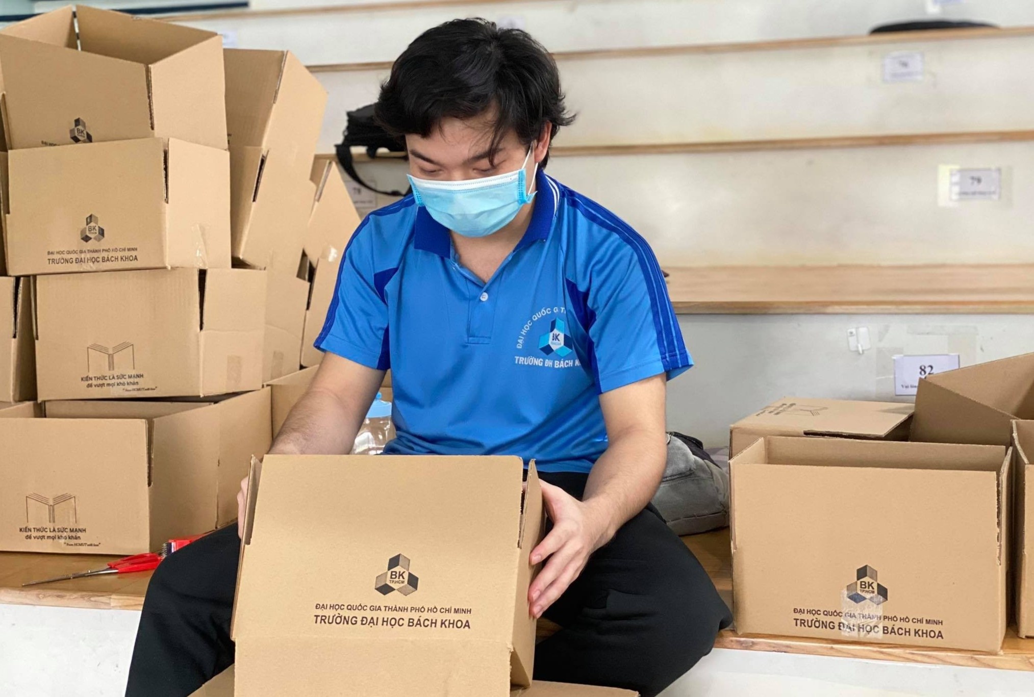 Truong dai hoc o TP.HCM gui tang giao trinh den tan nha tan sinh vien hinh anh